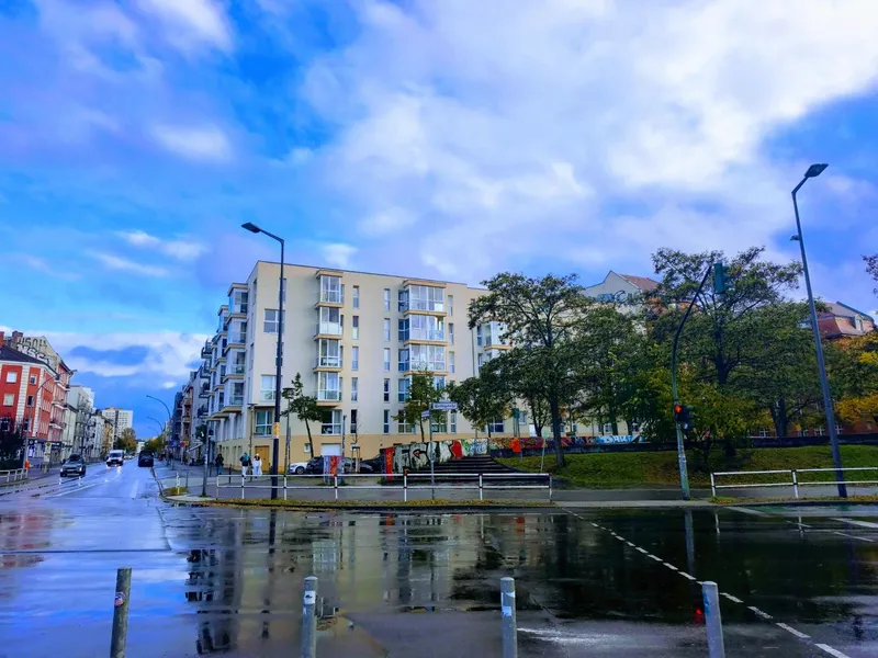 Helles voll möbliertes 1-Zimmer-Apartment direkt am S/U Bahnhof Lichtenberg !!! — photo 1